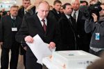 В.Путин голосует