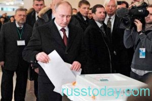 В.Путин голосует