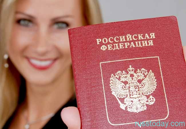 девушка с паспортом