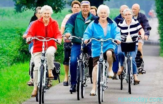 пенсионеры на велосипедах