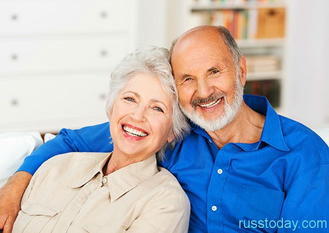 улыбающиеся пенсионеры