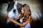 красивая девушка и лошадь