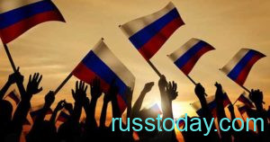 Флаги России на фоне заката
