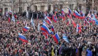 Толпа Россиян с флагами