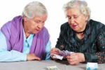 Бабушки пенсионерки считают деньги
