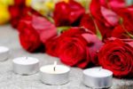 Цветы и свечи в память о погибших