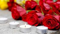 Цветы и свечи в память о погибших