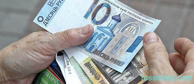 Беларуские рубли в руках пенсионера