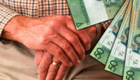 Пенсионер в Беларуси с деньгами