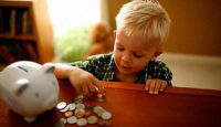 Ребенок играется с монетами